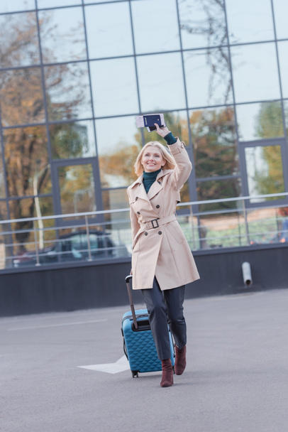 mujer con billete de avión saludando mano
 - Foto, imagen