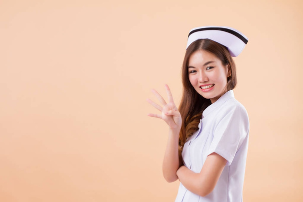 asiatico infermiera indicando quattro dita fino
 - Foto, immagini