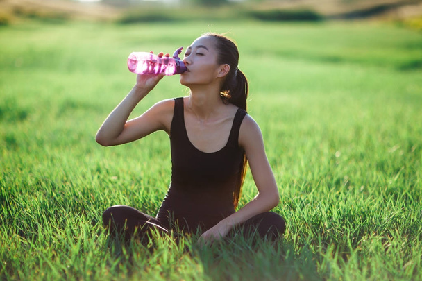 young woman drinking water - Valokuva, kuva