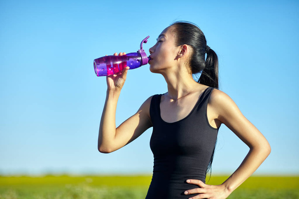 young woman drinking water - Foto, imagen