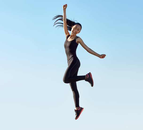 Young woman jumping  - Foto, afbeelding