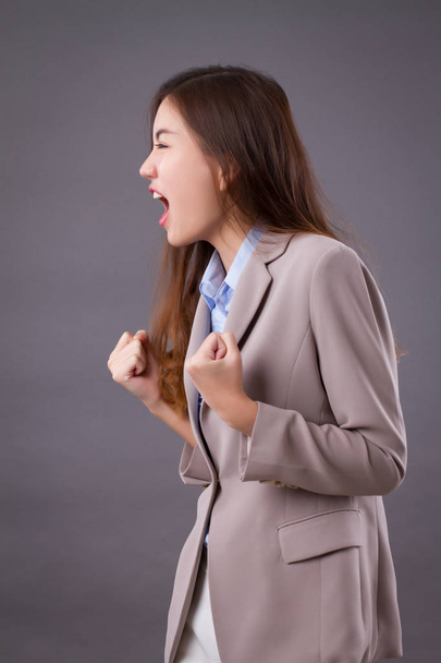 enojado mujer molesta gritando, gritando
 - Foto, imagen