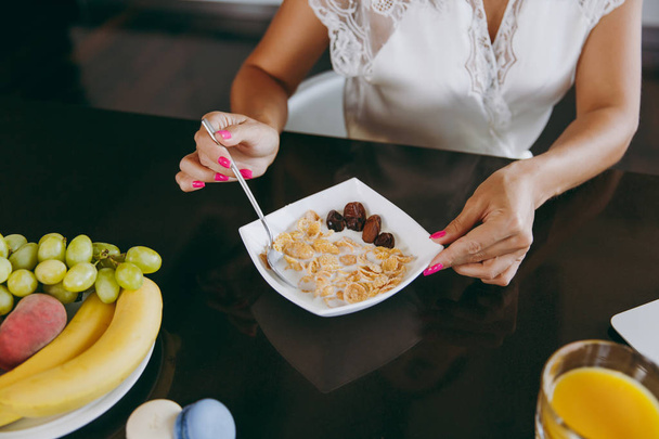 Jeune femme petit déjeuner avec des céréales et du lait. Manger à la maison gros plan
 - Photo, image
