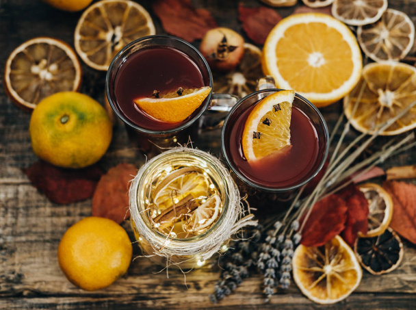Hot mulled wine with dry orange slices, lavender and cinnamon st - Foto, imagen