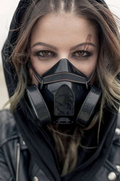 genç kadın giyiyor gaz maskesi - Fotoğraf, Görsel