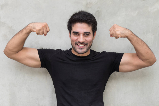 fuerte sano indio hombre músculo posando
 - Foto, imagen