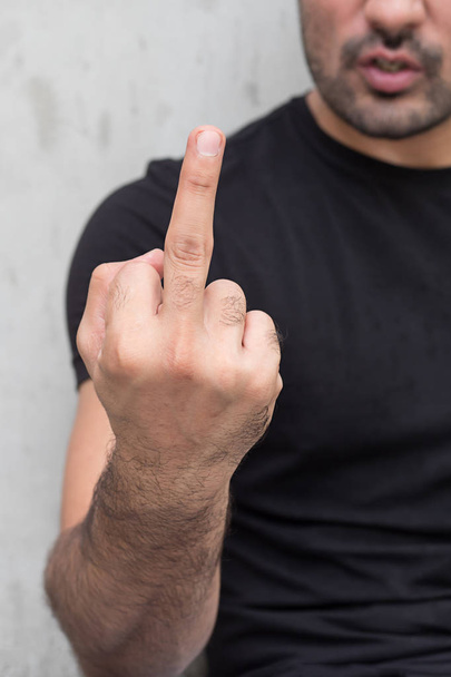hombre enojado dando dedo medio
  - Foto, Imagen