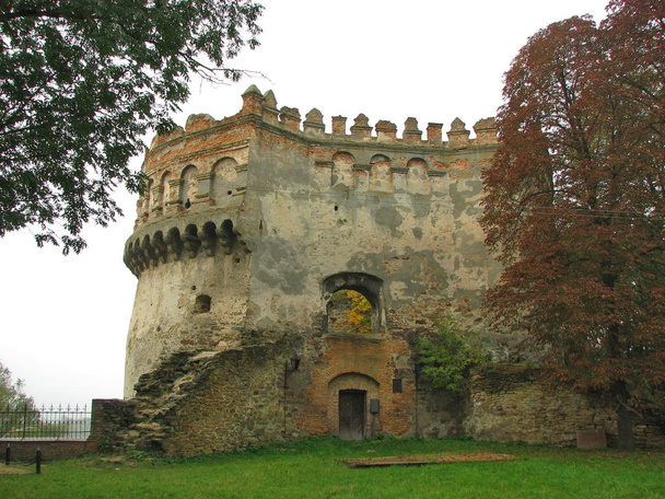 Круглі (новий) башта замку в м. Острог, Україна - Фото, зображення
