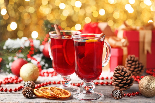 Mulled wine in glasses with cones  - Foto, Imagen