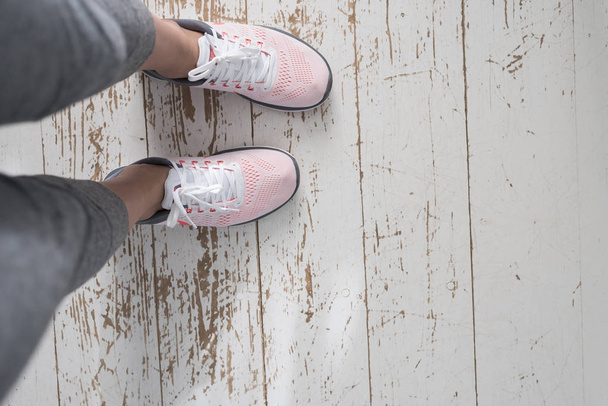 mujer en zapatos de running rosa
 - Foto, Imagen