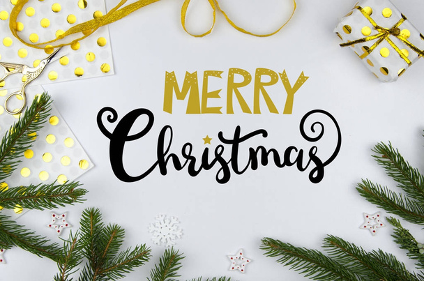 Vánoční nápis handwriten plochý ležela s vánoční dekorace - Fotografie, Obrázek