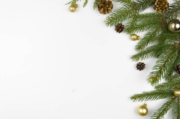 Рождественская квартира стилизованная сцена с вечнозелеными ветками елки, рождественские украшения и копировальное пространство
 - Фото, изображение