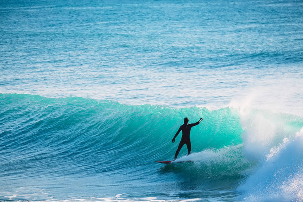 Surfista cabalgando en ola perfecta del océano
  - Foto, Imagen