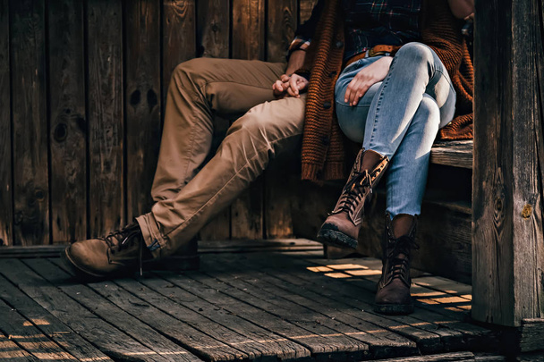 Las piernas de la elegante pareja de aspecto vintage sentado en el banco
  - Foto, Imagen