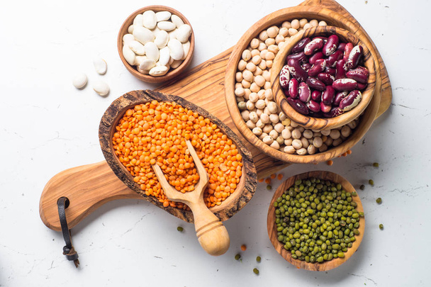 Luštěniny - čočka, cizrna, fazole, zelené fazole mungo na bílém - Fotografie, Obrázek
