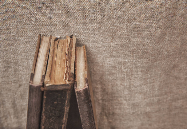 Eski çuval bezi kumaş üzerine eski kitaplar Vintage - Fotoğraf, Görsel