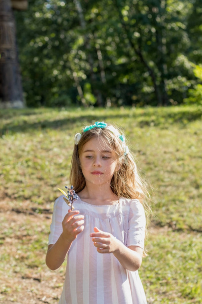 Мила маленька дівчинка в літньому парку
 - Фото, зображення
