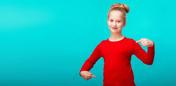 kleines Mädchen im roten Hemd - Foto, Bild