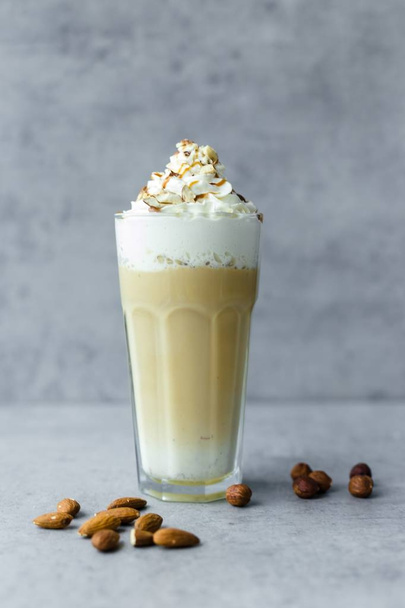 Latte macchiato coffee with nuts - Foto, afbeelding