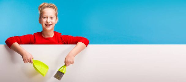 Little girl with cleaning brush - Foto, Imagen
