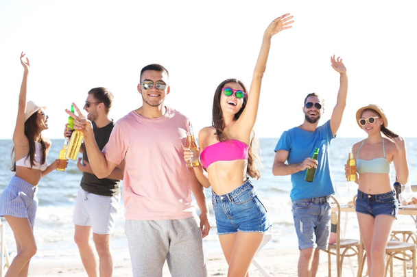 Jovens fazendo festa na praia
 - Foto, Imagem
