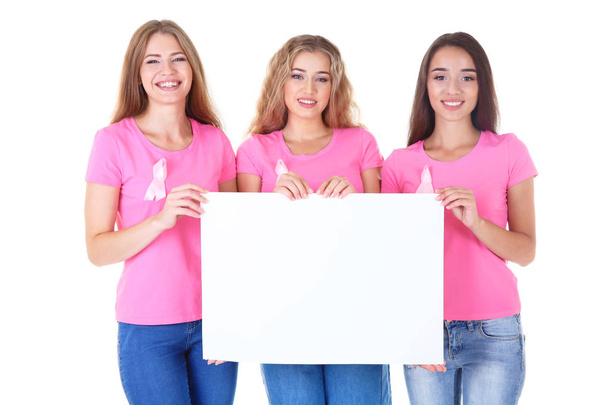 Mooie vrouwen houden poster op witte achtergrond - Foto, afbeelding