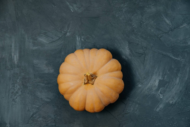 Pumpkin on a gray background. Top view - Foto, Bild