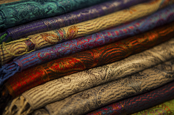 Foulards en soie et laine dans un marché
 - Photo, image
