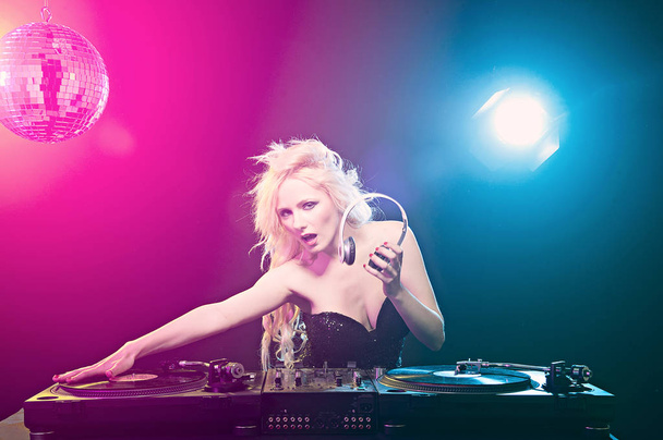 Ελκυστική ξανθιά dj παίζει μουσική στο club - Φωτογραφία, εικόνα