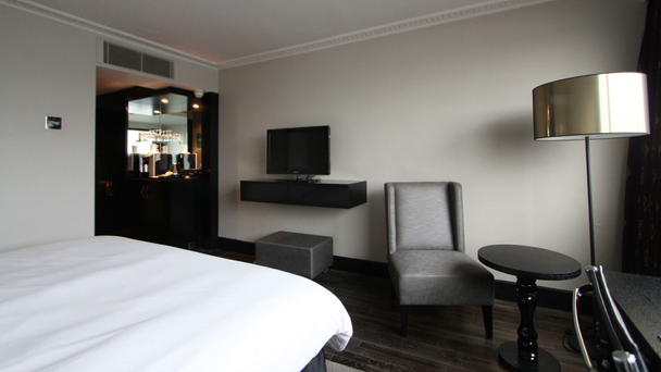 een panning shot in een 5 sterren intelligente zakelijke stijl hotel - Video