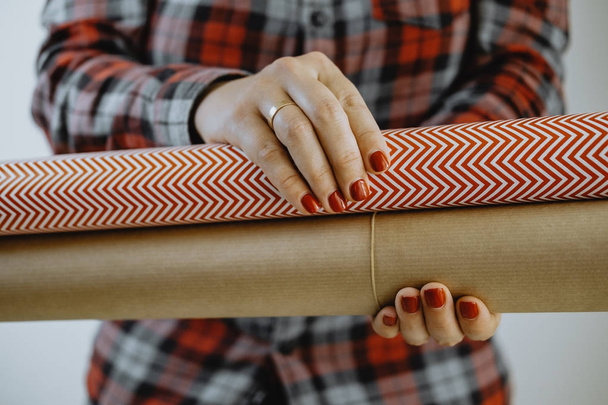 Female hands with Gift wrapping - Foto, imagen