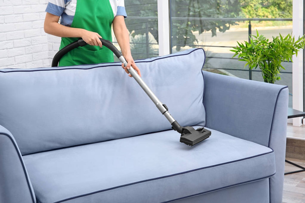 Woman cleaning couch  - Zdjęcie, obraz