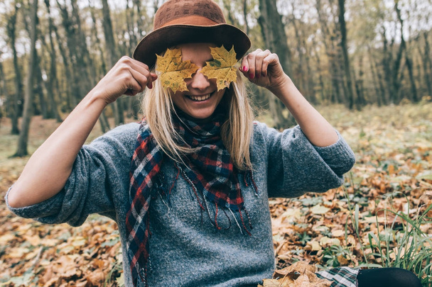 Šťastná žena baví s listy venkovní v lese - Fotografie, Obrázek