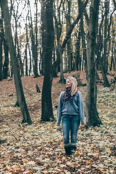 Mujer joven caminando en un hermoso bosque de otoño
 - Foto, imagen