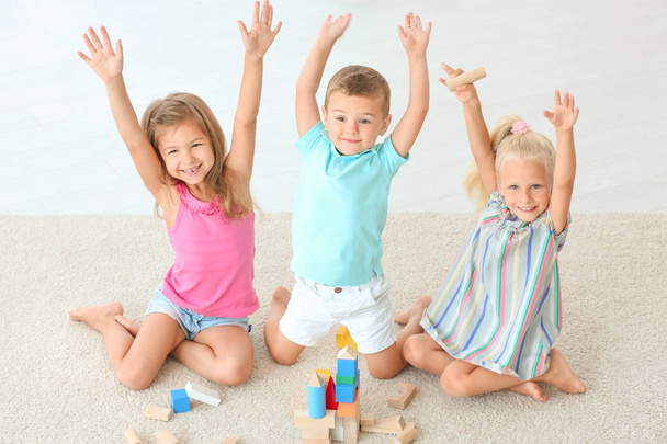 Słodkie dzieci bawić się klockami kryty - Zdjęcie, obraz