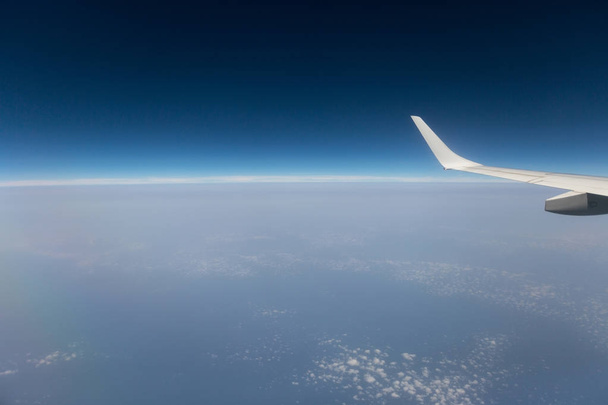 vista da janela do avião, asa da nuvem, dimensões
. - Foto, Imagem