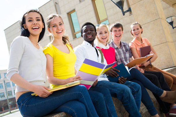 Grupo de diversos estudiantes afuera sonriendo juntos
 - Foto, Imagen