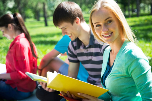 Estudante feminina ao ar livre com seus amigos
 - Foto, Imagem