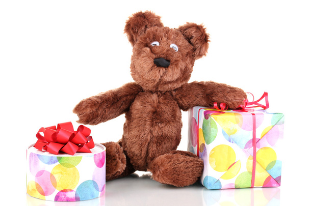 Jouet ours assis avec des cadeaux isolés sur blanc
 - Photo, image