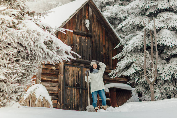 femme avec pelle à neige enlever la neige
 - Photo, image