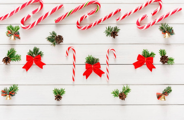 Kerstmis achtergrond met snoepjes en kleine ballen op hout - Foto, afbeelding
