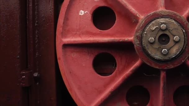 Riesiger roter Rundgriff des Mechanismus des hydraulischen Schleusentors auf dem Damm - Filmmaterial, Video