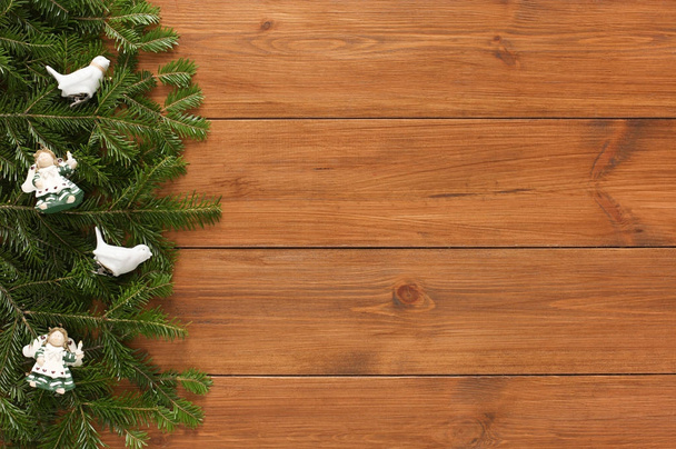 Kerstboom takken en ornamenten grens achtergrond - Foto, afbeelding