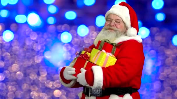 Weihnachtsmann hält Geschenke in der Hand. - Filmmaterial, Video