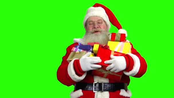 Санта держит в руках подарки, зеленый экран
. - Кадры, видео