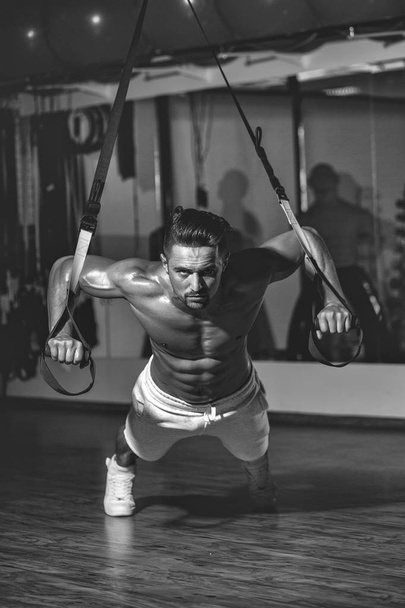 muscular man training in gym - Foto, Imagem