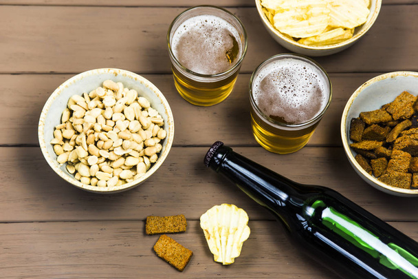 boisson naturelle alcoolisée légère à base de malt et de houblon - bière claire et brune
 - Photo, image