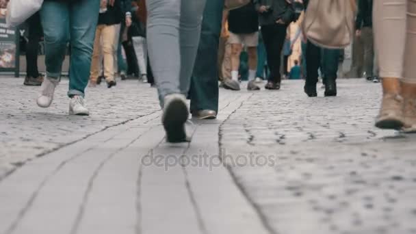 Pernas de pessoas da multidão andando na rua
 - Filmagem, Vídeo