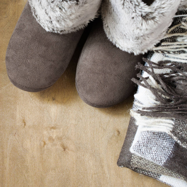 Warme kleding voor thuis. Wollen plaid en thuis slippers. - Foto, afbeelding