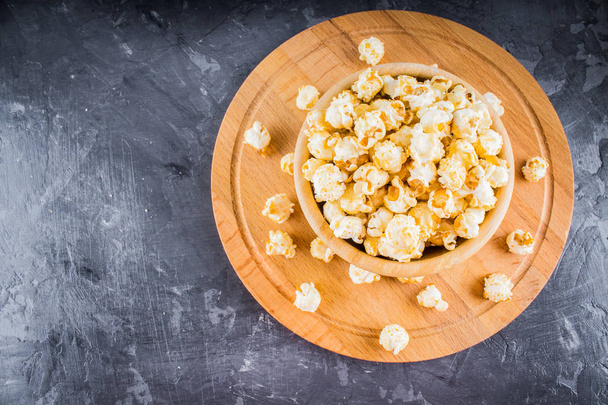popcorn on a gray background - Foto, afbeelding